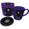 TAZA WEDNESDAY (MIÉRCOLES) SET DE REGALO TAZA + POSAVASOS Y CAJA METALICA
